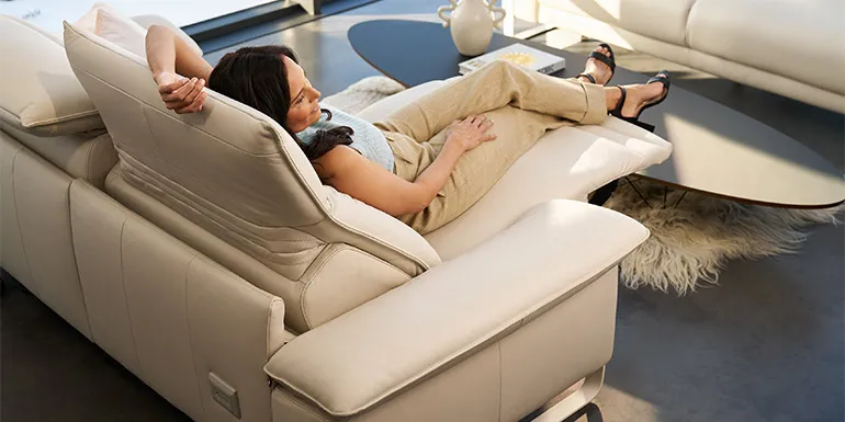 Discover ROM's new Sereno sofa, which has a timeless appeal. Its contemporary design with adjustable wing armrests and distinctive stitching give the Sereno a unique aesthetic.
Create a truly bespoke sofa with sizes in 10cm increments, and fixed or recliner options. The headrest can be adjusted manually, or choose electric adjustment. Standard sofas, or elaborate corner groups are all possible, and ROM's indulgent heated seats are also available if desired. Finish the look with contrast stitching.