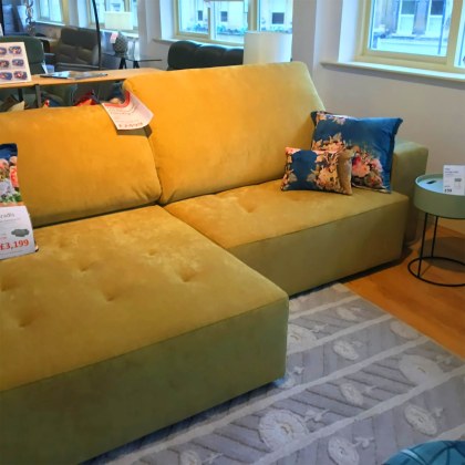Showroom Clearance: Fama Paradis Electric Extending Sofa Showroom Clearance: Fama Paradis Electric Extending Sofa