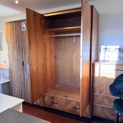 Showroom Clearance: Riley Rustic Oak Double Wardrobe Showroom Clearance: Riley Rustic Oak Double Wardrobe