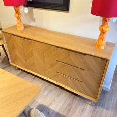 Showroom Clearance: Chisholm Oak Large Sideboard Showroom Clearance: Chisholm Oak Large Sideboard