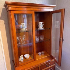 Showroom Clearance: Bradley Yew 985 2 Door Display Cabinet