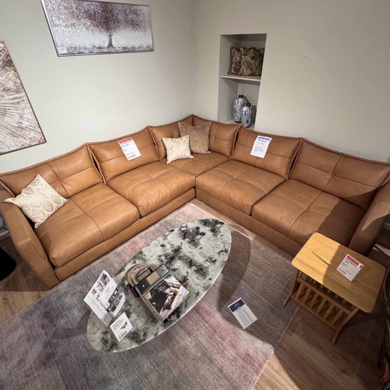 Showroom Clearance: Thompson Leather Corner Sofa Showroom Clearance: Thompson Leather Corner Sofa
