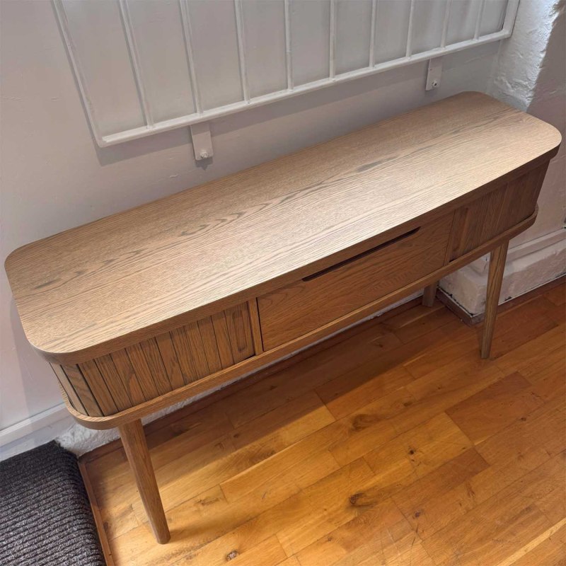 Showroom Clearance: Barchester Oak Console Table Showroom Clearance: Barchester Oak Console Table