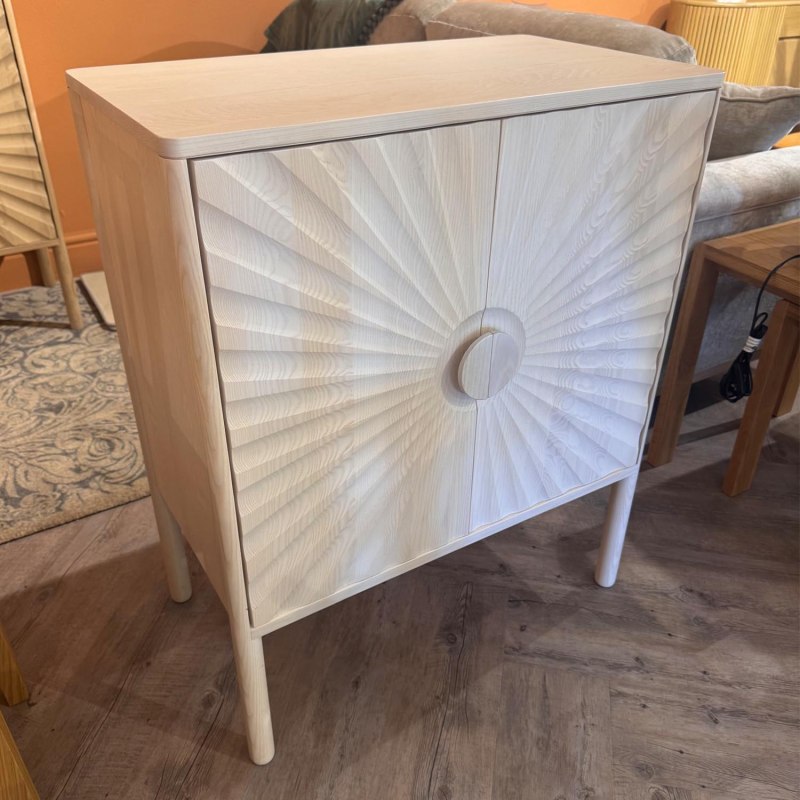 Showroom Clearance: Ercol 4280 Ibstone Cabinet Showroom Clearance: Ercol 4280 Ibstone Cabinet