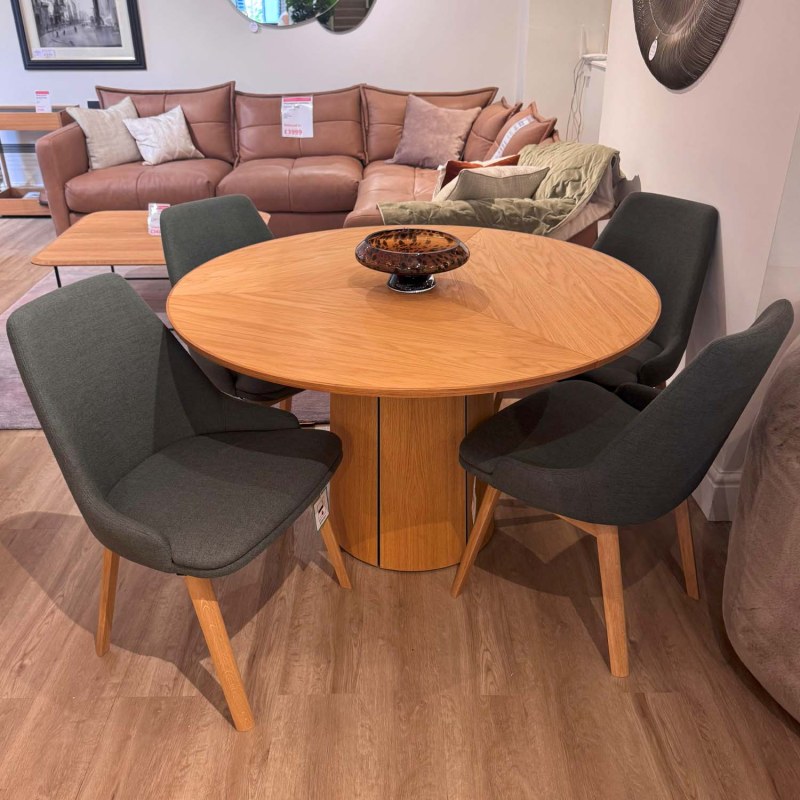 Showroom Clearance: Skovby SM33 Extending Dining Table & 4x SM816 Upholstered Dining Chairs Showroom Clearance: Skovby SM33 Extending Dining Table & 4x SM816 Upholstered Dining Chairs