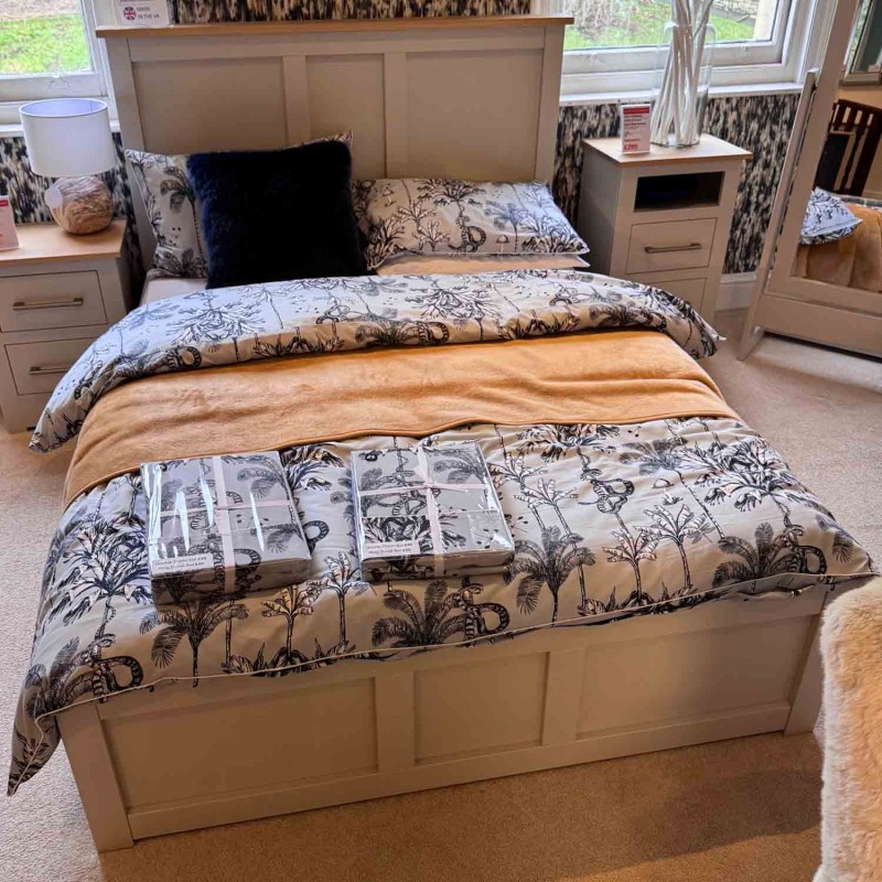Showroom Clearance: 4ft6 Middleton Oak Top Panel Bedframe with Low Foot End Showroom Clearance: 4ft6 Middleton Oak Top Panel Bedframe with Low Foot End