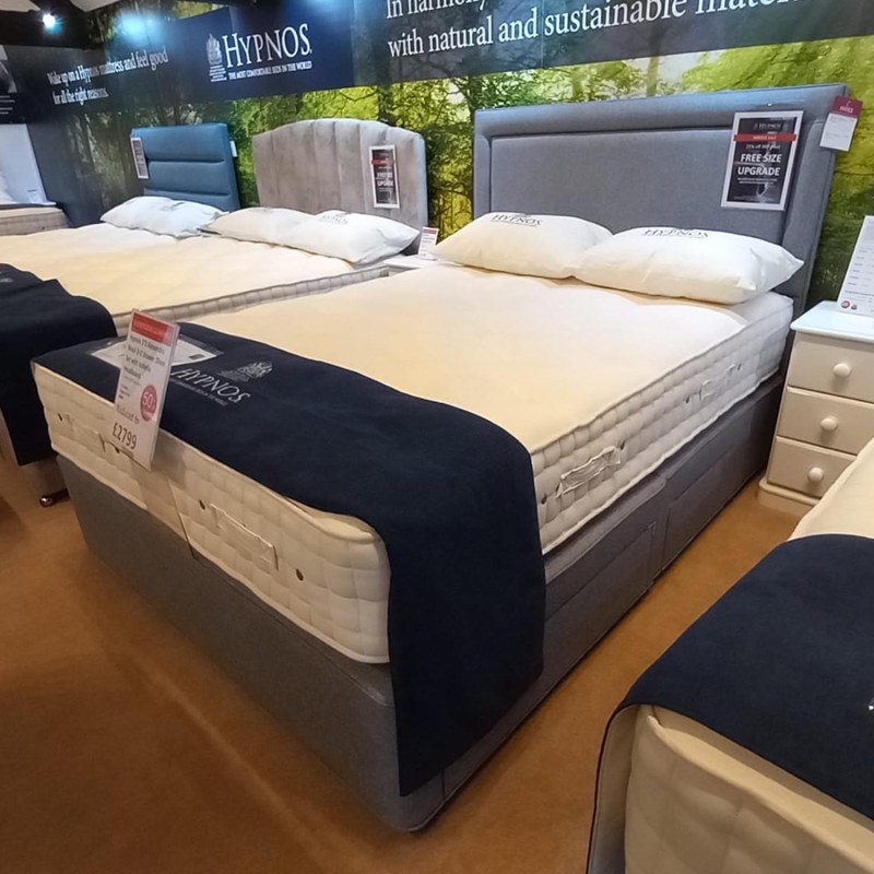 Showroom Clearance: Hypnos 5ft Alexandra Wool 2+2 Drawer Divan Set with Isobella Headboard Showroom Clearance: Hypnos 5ft Alexandra Wool 2+2 Drawer Divan Set with Isobella Headboard