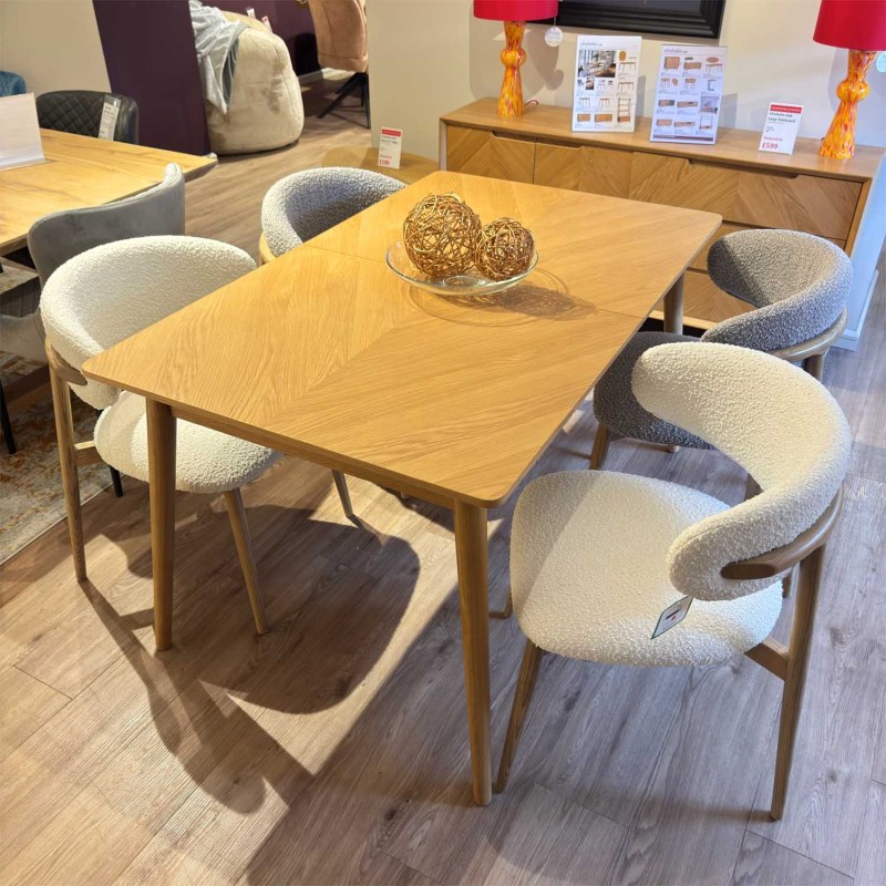 Showroom Clearance: Chisholm Oak Small Extending Dining Table & 4x McMillan Chairs Showroom Clearance: Chisholm Oak Small Extending Dining Table & 4x McMillan Chairs