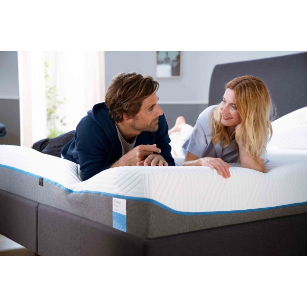 Tempur Cloud Luxe with couple